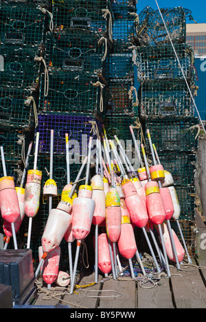 Le trappole a base di aragosta e Boe galleggiante impilati sul pontile a Portland, Maine Foto Stock