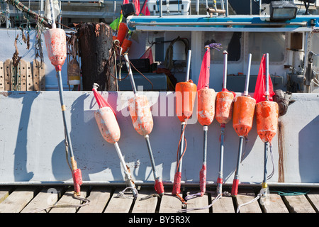 Lobster boe appoggiata contro lo scafo di una barca di Portland, Maine Foto Stock