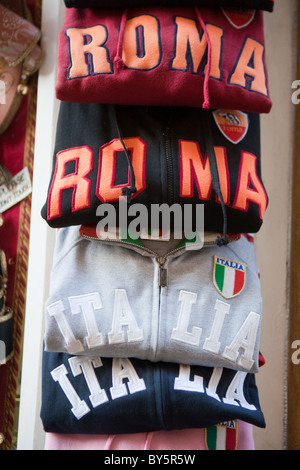 Roma Italia football team magliette souvenir visualizzati in un negozio turistico nel centro città. Foto Stock