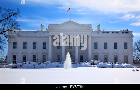 Casa bianca Fontana tricolore dopo la neve e Pennsylvania Avenue a Washington DC Foto Stock