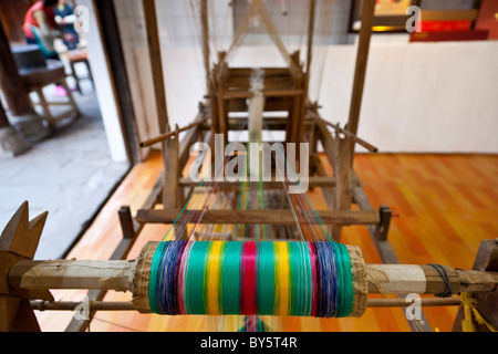 Antica Dingqiao telaio Jacquard utilizzati per la tessitura della seta brocade, Huanglongxi, vicino a Chengdu, nella provincia di Sichuan, in Cina. JMH4370 Foto Stock