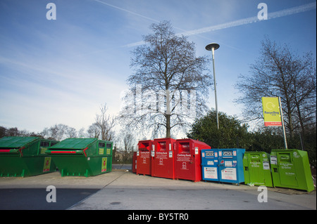 Miscela di cassonetti per il riciclaggio in un supermercato parcheggio auto Foto Stock