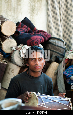 Uomo indiano da pronunciare Pradesh che rende i tamburi di vendere per le strade Foto Stock