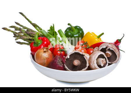 Foto di una ciotola di verdure isolato su uno sfondo bianco, parte degli ingredienti per un pasto mediterraneo. Foto Stock