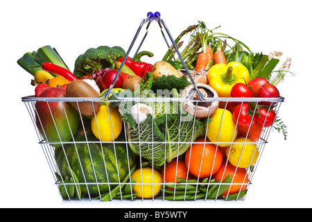 Foto di un filo carrello pieno di frutta fresca e verdura, isolato su uno sfondo bianco. Foto Stock