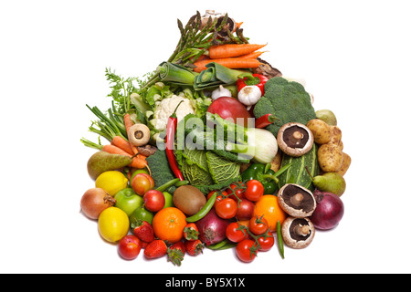 Foto di un grande gruppo di frutta e verdura isolato su uno sfondo bianco. Foto Stock