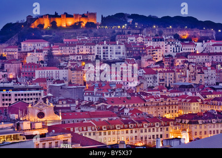 Castello di São Jorge, nel quartiere di Alfama domina lo skyline di Lisbona, Baxia in primo piano, Lisbona, Portogallo. Foto Stock