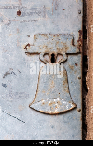 Un foro di serratura borchia a forma di campana su una porta laterale della chiesa di St Genies de Fontedit, Francia Foto Stock
