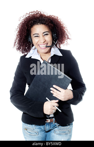 Fotografia verticale del brasiliano Donna sorridente con le cuffie e la moquette Foto Stock
