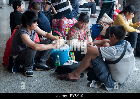 Cina i lavoratori migranti dalla campagna a Guangzhou stazione ferroviaria, nella provincia di Guangdong Foto Stock