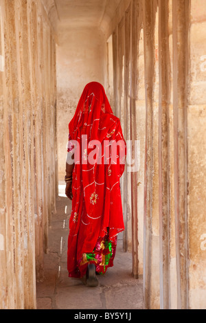 Donna che indossa un sari, Meherangarh Fort, Jodhpur, Rajasthan, India Foto Stock