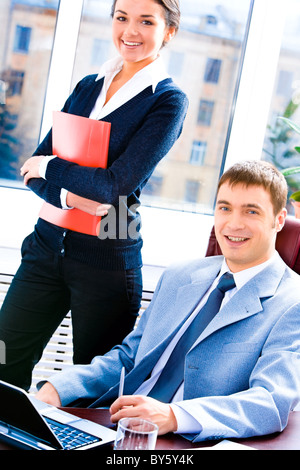 Ritratto di business donna e uomo seduto al tavolo vicino Foto Stock