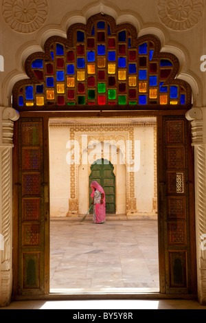 Vista attraverso il portale della donna spazzamento, Meherangarh Fort, Jodhpur, Rajasthan, India Foto Stock