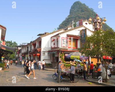 Vita cinese in West Street Yangshuo Guilin Guangxi Cina Foto Stock