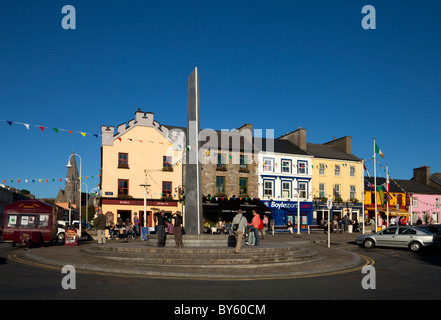 Clifden Town Center e scultura contemporanea, Connemara, nella contea di Galway, Irlanda Foto Stock