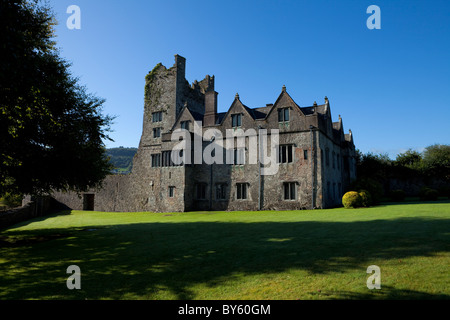 La Elizabethan Manor House costruito dal decimo conte di Ormonde nel XVI secolo sul fiume Suir, Carrick-on-Suir, nella contea di Tipperary, Irlanda Foto Stock