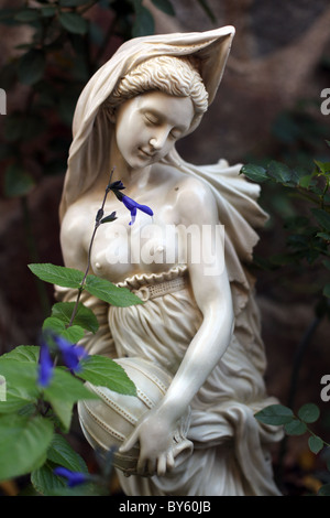 Statua di ninfa nel letto di fiori nel quartiere di Kitano di Kobe, Kansai, Central Honshu, Giappone. Foto Stock