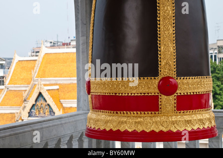 Grande campana decorativa, Wat Traimit, China Town, Bangkok, Thailandia Foto Stock