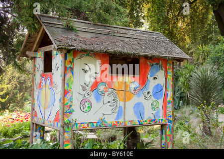 Decorate e dipinte capanna in Andre Heller Botanical Gardens - Lago di Garda - Garda Trentino Foto Stock