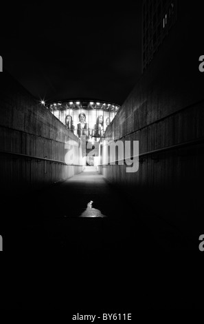 Visualizzazione di iTunes Beatles billboard sul cinema IMAX preso dal ponte di Waterloo metropolitana South Bank di Londra, Regno Unito Foto Stock