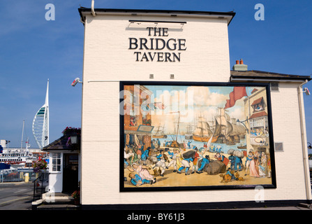 Inghilterra Hampshire Old Portsmouth Porto la campanatura con Spinnaker Tower oltre il ponte taverna con il cartoon di Thomas Rowlanson Foto Stock