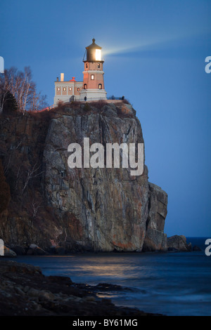 Split Rock Faro sulla sponda nord del Lago Superior brilla di notte. Foto Stock