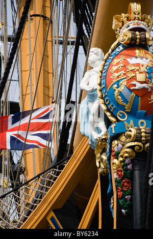 Inghilterra Hampshire storico di Portsmouth Naval Dockyard prua di Ammiraglio Lord Nelson nave ammiraglia HMS Victory con Royal Crest Foto Stock
