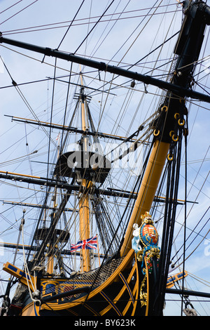 Inghilterra Hampshire storico di Portsmouth Naval Dockyard Bow e manovre di Ammiraglio Lord Nelson nave ammiraglia HMS Victory Foto Stock