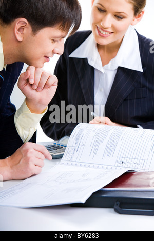 Business l uomo e la donna la pianificazione di un nuovo progetto insieme Foto Stock
