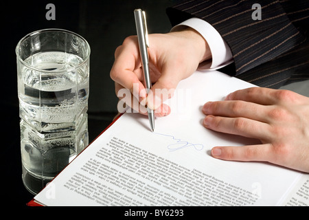 Immagine concettuale di un uomo d affari di firmare un documento Foto Stock