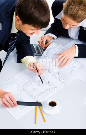 Ritratto di uomini di affari che la pianificazione di un nuovo progetto e discuterne Foto Stock