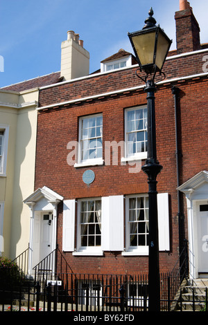 Inghilterra Hampshire Portsmouth Charles Dickens Birthplace Museum con targa blu nella vecchia strada commerciale dove era nato Foto Stock