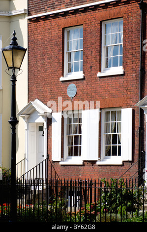 Inghilterra Hampshire Portsmouth Charles Dickens Birthplace Museum con targa blu nella vecchia strada commerciale dove era nato Foto Stock