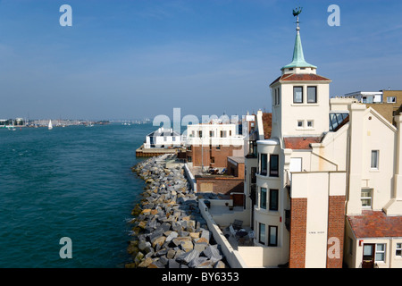 Inghilterra Hampshire Portsmouth Porto ingresso casa torre sul punto in Old Portsmouth con la banderuola Foto Stock