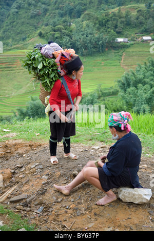 Nero di etnia hmong donne in Cat Cat village. Sapa, Lao Cai provincia, Vietnam. Foto Stock