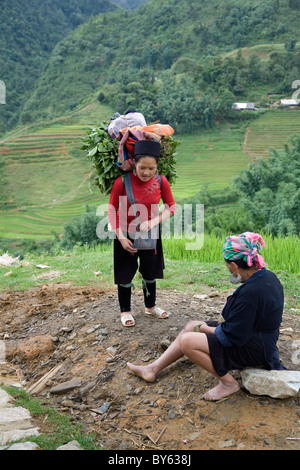 Nero di etnia hmong donne in Cat Cat village. Sapa, Lao Cai provincia, Vietnam. Foto Stock