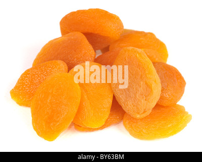 Un pugno o stack di Sano di albicocche essiccate frutta Snack contro uno sfondo bianco con nessun popolo e un tracciato di ritaglio Foto Stock