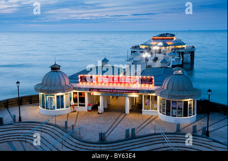 Bellissima vista del Cromer Pier al crepuscolo. Foto Stock