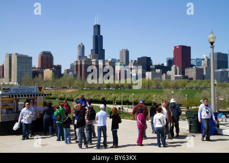 Hot Dog fornitore con Willis Tower in background a Shedd Aquarium di Chicago, Illinois, Stati Uniti d'America. Foto Stock