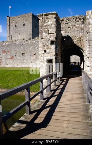 Inghilterra Hampshire Portsmouth Porto Portchester Castle ponte attraverso il fossato per mantenere con torre normanna in Roman Fort shore Foto Stock