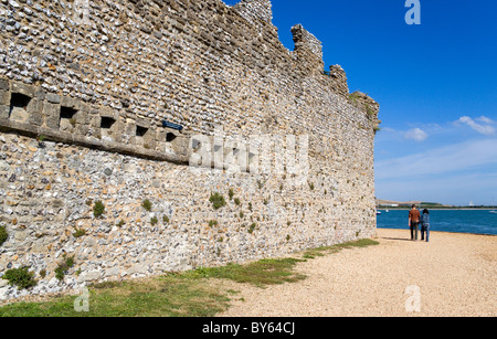 Inghilterra Hampshire Portsmouth Porto Portchester Castle Norman flint pareti del litorale romano fort e guardaroba scivoli o toilette Foto Stock