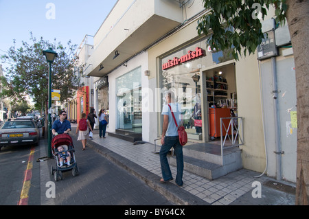 Israele, Tel Aviv, Sheinkin Street è la strada più alla moda in città Foto Stock