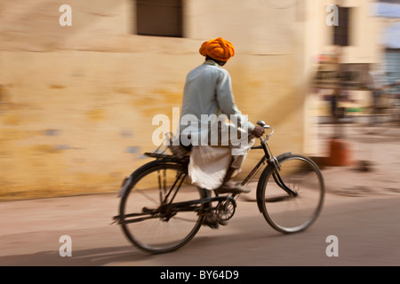 Rajasthan uomo sulla bicicletta, Bundi, Rajasthan, India Foto Stock