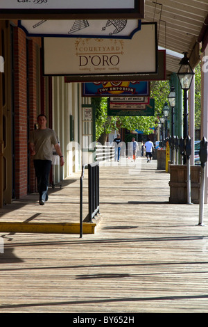 Pannello di legno marciapiedi a Old Sacramento State Historic Park a Sacramento, Califorina, STATI UNITI D'AMERICA. Foto Stock