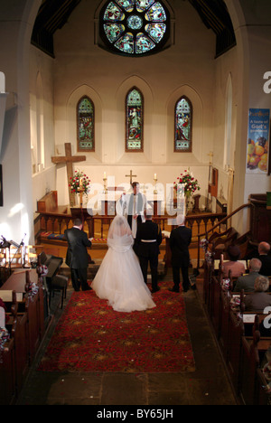 Sposa e lo sposo all altare Foto Stock