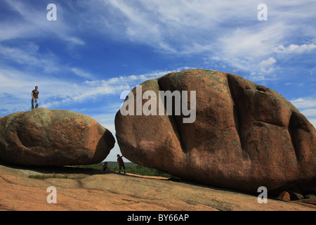 Escursionista scalatore Elephant Rocks Parco dello Stato del Missouri granito Foto Stock