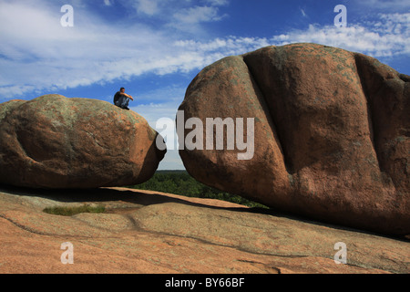 Escursionista scalatore Elephant Rocks Parco dello Stato del Missouri granito Foto Stock