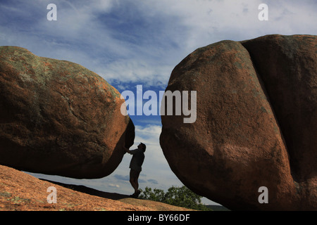 Escursionista scalatore Elephant Rocks Parco dello Stato del Missouri granito Foto Stock