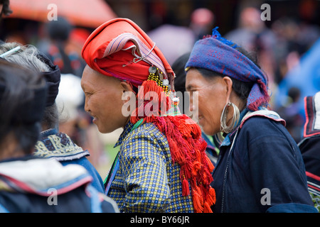 Rosso etnica Dzao donna con copricapo. Foto Stock