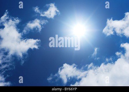 Sun splendenti in un bianco e blu cielo Foto Stock